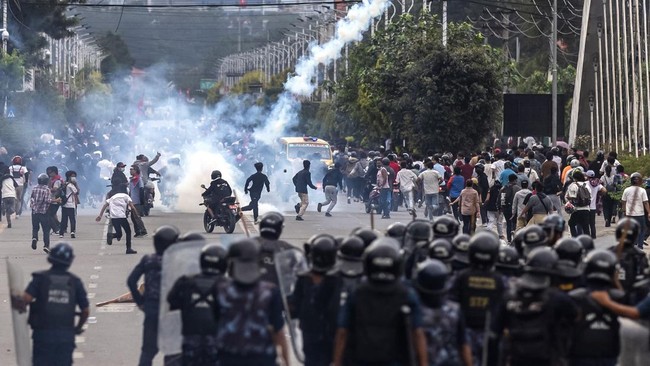 Demo besar-besaran di Nepal berujung rusuh tewaskan 19 orang. (AFP/PRABIN RANABHAT)