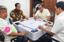 Beredar foto Menhut Raja Juli Antoni dan Menteri P2MI bermain domino dengan tersangka pembalakan hutan,Azis Wellang