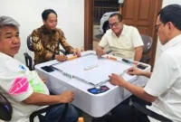 Beredar foto Menhut Raja Juli Antoni dan Menteri P2MI bermain domino dengan tersangka pembalakan hutan,Azis Wellang