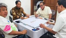 Beredar foto Menhut Raja Juli Antoni dan Menteri P2MI bermain domino dengan tersangka pembalakan hutan,Azis Wellang