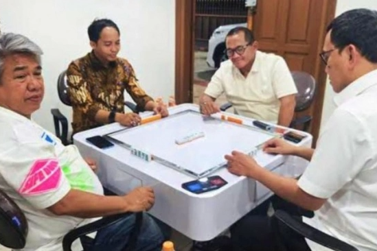 Beredar foto Menhut Raja Juli Antoni dan Menteri P2MI bermain domino dengan tersangka pembalakan hutan,Azis Wellang