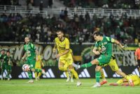 Kapten Persebaya Surabaya Bruno Moreira menendang bola ke gawang Semen Padang saat pertandingan pekan keenam BRI Super League 2025/2026 di Stadion GBT Surabaya, Jumat (19/9/2025) malam.