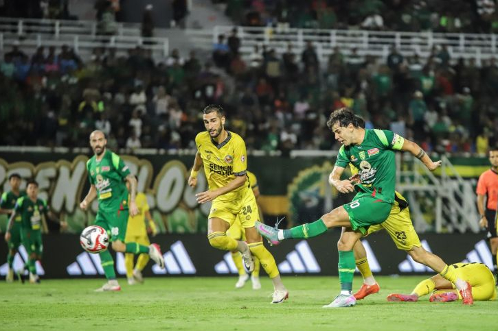 Kapten Persebaya Surabaya Bruno Moreira menendang bola ke gawang Semen Padang saat pertandingan pekan keenam BRI Super League 2025/2026 di Stadion GBT Surabaya, Jumat (19/9/2025) malam.