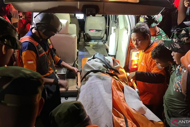 Dokumentasi BPBD Bali, Basarnas, dan TNI saat proses evakuasi korban meninggal dunia dampak banjir besar di Denpasar, Bali, Kamis 11/9/2025.