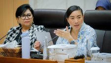 Wakil Ketua Komisi VII DPR RI, Rahayu Saraswati Djojohadikusumo (baju warna biru muda dan putih)