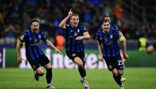 Davide Frattesi merayakan mencetak gol keempat timnya dalam pertandingan sepak bola leg kedua semifinal Liga Champions antara Inter Milan vs Barcelona di Stadion Giuseppe Meazza di Milan pada 6 Mei 2025.(Photo by Marco BERTORELLO / AFP)