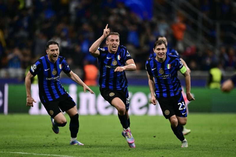 Davide Frattesi merayakan mencetak gol keempat timnya dalam pertandingan sepak bola leg kedua semifinal Liga Champions antara Inter Milan vs Barcelona di Stadion Giuseppe Meazza di Milan pada 6 Mei 2025.(Photo by Marco BERTORELLO / AFP)