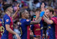 Pemain depan Barcelona Raphinha merayakan gol keempatnya bersama rekan satu timnya selama pertandingan sepak bola Liga Spanyol antara FC Barcelona dan Real Madrid CF di Estadi Olimpic Lluis Companys di Barcelona, ??pada 11 Mei 2025.(AFP/LLUIS GENE)