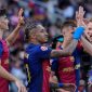 Pemain depan Barcelona Raphinha merayakan gol keempatnya bersama rekan satu timnya selama pertandingan sepak bola Liga Spanyol antara FC Barcelona dan Real Madrid CF di Estadi Olimpic Lluis Companys di Barcelona, ??pada 11 Mei 2025.(AFP/LLUIS GENE)
