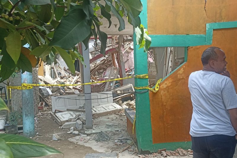 Rumah warga rusak akibat ledakan di Pamulang.