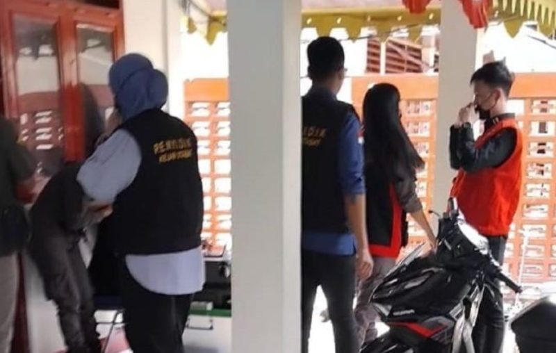 Sejumlah petugas dari Kejaksaan Negeri Langkat melakukan penggeledahan pada sejumlah ruangan di Dinas Pendidikan Langkat, Kamis.