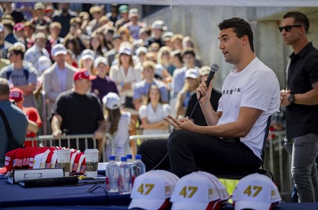Komentator politik konservatif sekaligus pendiri organisasi mahasiswa Turning Point USA, Charlie Kirk