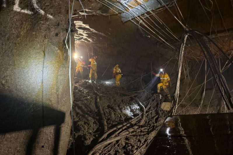 Tim penyelamat tambang bawah tanah atau Under Ground Mining Response/UGMR PT Freeport Indonesia terus mencari keberadaan lima pekerja yang terjebak insiden pergerakan material basah di lokasi tambang bawah tanah Grasberg Block Cave Tembagapura, 