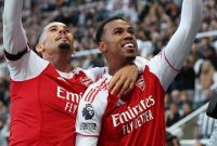 Pemain Arsenal Gabriel (kanan) berselebrasi setelah mencetak gol ke gawang Newcastle United saat laga Liga Inggris di di Stadion St. James' Park, Minggu (28/9/2025)