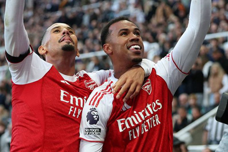 Pemain Arsenal Gabriel (kanan) berselebrasi setelah mencetak gol ke gawang Newcastle United saat laga Liga Inggris di di Stadion St. James' Park, Minggu (28/9/2025)