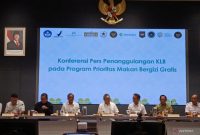Menteri Koordinator bidang Pangan Zulkifli Hasan (tengah) menyampaikan keterangan konferensi pers terkait hasil rapat koordinasi program Makan Bergizi Gratis (MBG) di Gedung Kementerian Kesehatan RI, Jakarta, Minggu (28/9/2025).