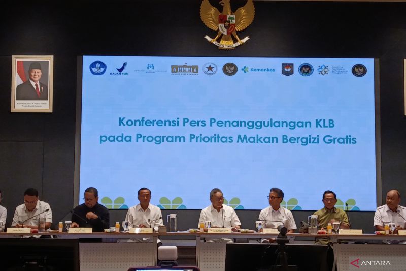 Menteri Koordinator bidang Pangan Zulkifli Hasan (tengah) menyampaikan keterangan konferensi pers terkait hasil rapat koordinasi program Makan Bergizi Gratis (MBG) di Gedung Kementerian Kesehatan RI, Jakarta, Minggu (28/9/2025).