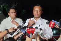 Menteri Sekretaris Negara Prasetyo Hadi memberikan keterangan usai menghadiri rapat dipimpin Presiden Prabowo Subianto di kediaman Kertanegara, Jakarta Selatan, Minggu (28/9/2025) malam.