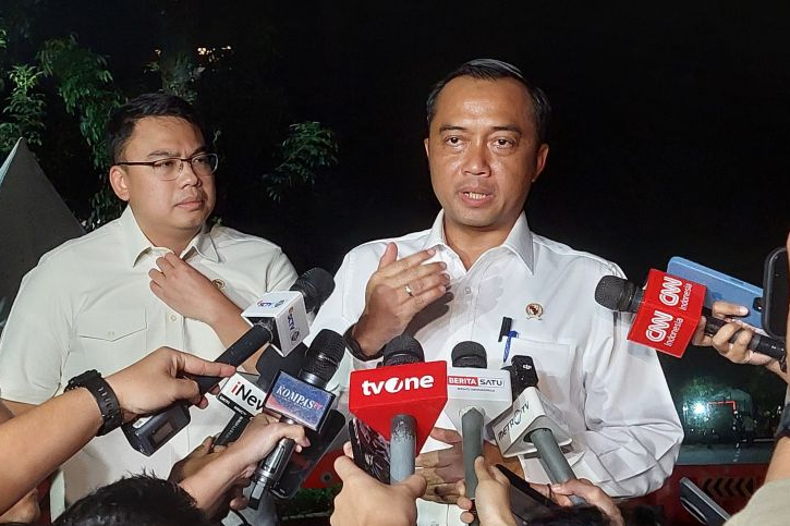 Menteri Sekretaris Negara Prasetyo Hadi memberikan keterangan usai menghadiri rapat dipimpin Presiden Prabowo Subianto di kediaman Kertanegara, Jakarta Selatan, Minggu (28/9/2025) malam.