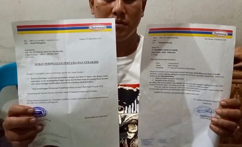 Seorang pekerja ritel Indomaret di Kabupaten Simalungun terancam PHK sepihak dengan mendapatkan SP1 dan SP3 serta surat skorsing dalam waktu bersamaan. Foto: Topikseru.com/Agus Sinaga