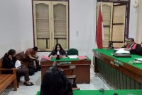Sidang dakwaan Irfan alias Ipan Jengkol, terdakwa kasus pembunuhan remaja dengan anak panah, Selasa (30/9/2025). Foto: Topikseru.com/Agustian