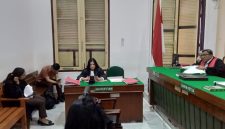 Sidang dakwaan Irfan alias Ipan Jengkol, terdakwa kasus pembunuhan remaja dengan anak panah, Selasa (30/9/2025). Foto: Topikseru.com/Agustian