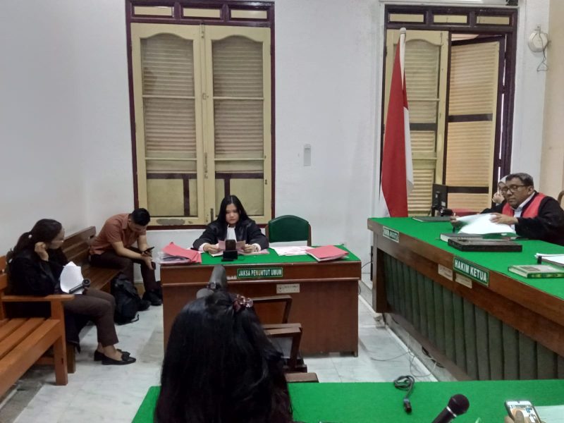 Sidang dakwaan Irfan alias Ipan Jengkol, terdakwa kasus pembunuhan remaja dengan anak panah, Selasa (30/9/2025). Foto: Topikseru.com/Agustian