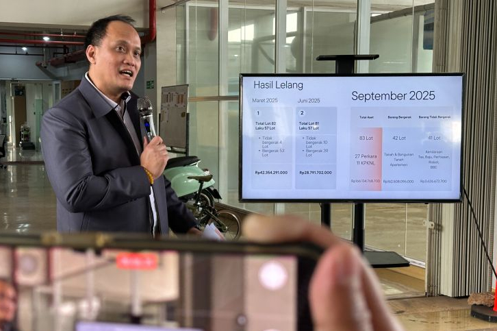 Direktur Pelacakan Aset, Pengelolaan Barang Bukti, dan Eksekusi Komisi Pemberantasan Korupsi (KPK) Mungki Hadipratikto memberikan keterangan di Rumah Penyimpanan Benda Sitaan Negara (Rupbasan) KPK, Jakarta, Senin (8/9/2025)