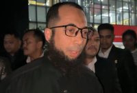 Pendakwah, pemilik agensi perjalanan haji PT Zahra Oto Mandiri atau Uhud Tour, sekaligus ketua asosiasi bernama Majelis Utama Travel Indonesia Arahan Haji dan Umrah (Mutiara Haji) Khalid Basalamah memberikan keterangan setelah diperiksa KPK.