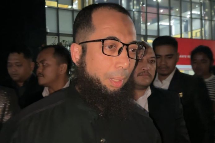 Pendakwah, pemilik agensi perjalanan haji PT Zahra Oto Mandiri atau Uhud Tour, sekaligus ketua asosiasi bernama Majelis Utama Travel Indonesia Arahan Haji dan Umrah (Mutiara Haji) Khalid Basalamah memberikan keterangan setelah diperiksa KPK.