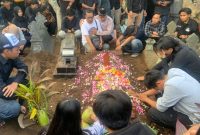 Suasana pemakaman mahasiswa Amikom Yogyakarta Rheza Sendy Pratama di Mlati, Sleman, DI Yogyakarta pada Minggu (31/8/2025)