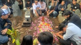 Suasana pemakaman mahasiswa Amikom Yogyakarta Rheza Sendy Pratama di Mlati, Sleman, DI Yogyakarta pada Minggu (31/8/2025)