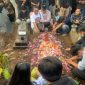 Suasana pemakaman mahasiswa Amikom Yogyakarta Rheza Sendy Pratama di Mlati, Sleman, DI Yogyakarta pada Minggu (31/8/2025)