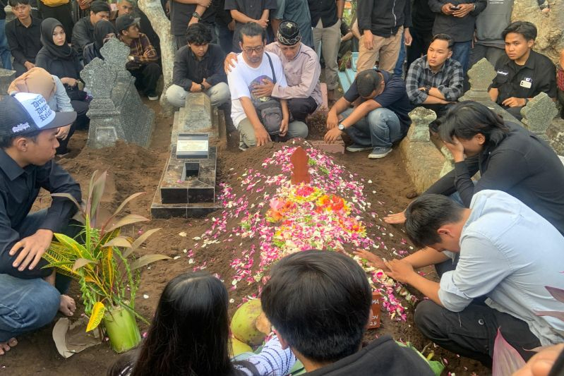 Suasana pemakaman mahasiswa Amikom Yogyakarta Rheza Sendy Pratama di Mlati, Sleman, DI Yogyakarta pada Minggu (31/8/2025)
