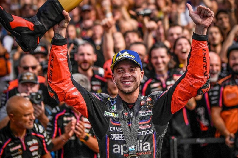 Pembalap Aprilia Racing Marco Bezzechi merayakan keberhasilannya memenangi sprint race MotoGP San Marino 2025 di Sirkuit Dunia Misano Marco Simoncelli, Italia, Sabtu (13/9/2025).