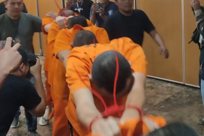 Sejumlah tersangka kasus penculikan yang berujung kematian kepala cabang (kacab) salah satu bank di Jakarta Pusat berinisial MIP (37) digiring keluar dari jumpa pers di Polda Metro Jaya, Jakarta, Selasa (16/9/2025). Foto: Antara