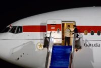 Presiden Prabowo Subianto (kiri) menyalami pilot dan ko-pilot yang mengawaki pesawat kepresidenan dari Beijing, China, menuju Jakarta, setibanya di Base Ops Pangkalan Udara TNI AU (Lanud) Halim Perdanakusuma, Jakarta, Rabu (3/9/2025). 