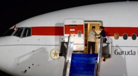 Presiden Prabowo Subianto (kiri) menyalami pilot dan ko-pilot yang mengawaki pesawat kepresidenan dari Beijing, China, menuju Jakarta, setibanya di Base Ops Pangkalan Udara TNI AU (Lanud) Halim Perdanakusuma, Jakarta, Rabu (3/9/2025). 