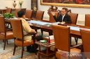 Presiden Prabowo Subianto (kiri) berdiskusi empat mata dengan Wakil Ketua DPR RI Sufmi Dasco Ahmad di Istana Merdeka, Jakarta, Rabu (10/9/2025). Foto: Sekretariat Kabinet