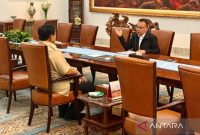 Presiden Prabowo Subianto (kiri) berdiskusi empat mata dengan Wakil Ketua DPR RI Sufmi Dasco Ahmad di Istana Merdeka, Jakarta, Rabu (10/9/2025). Foto: Sekretariat Kabinet