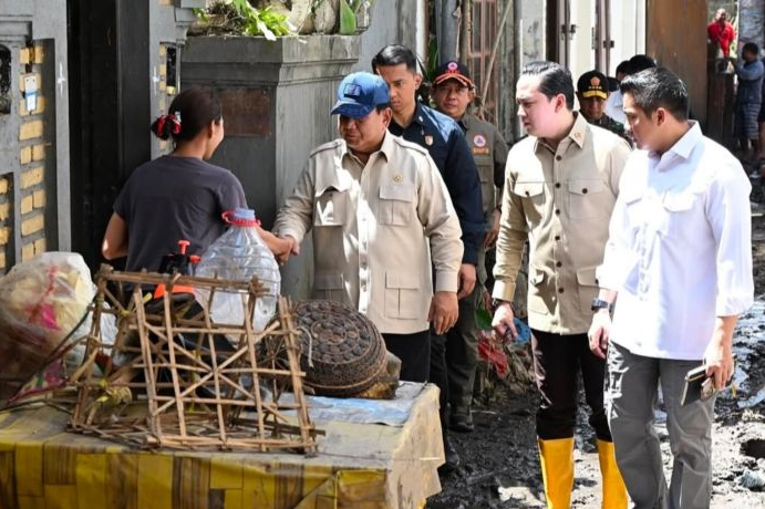 Presiden Prabowo Subianto (dua kiri) didampingi oleh Sekretaris Kabinet (Seskab) Teddy Indra Wijaya (kanan) mengecek kondisi rumah-rumah warga yang rusak, dan menemui masyarakat di area pemukiman dekat Pasar Badung, Kota Denpasar, Bali, Sabtu (13/9/2025).