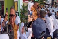 Momen haru perpisahan Kepala Sekolah SMPN 1 Prabumulih, Roni Ardiansyah, Spd Msi, saat dikerumuni murid-muridnya yang menangis dan memeluk erat. Sosok Roni dikenal tegas sekaligus peduli pada siswa, sehingga kepergiannya meninggalkan kesan mendalam.