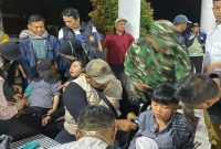 Petugas saat melakukan evakuasi terhadap para korban keracunan yang diduga usai menyantap Makan Bergizi Gratis di Cipongkor, Kabupaten Bandung Barat, Jawa Barat, Senin (22/9/2025). (ANTARA/HO-Polda Jabar)
