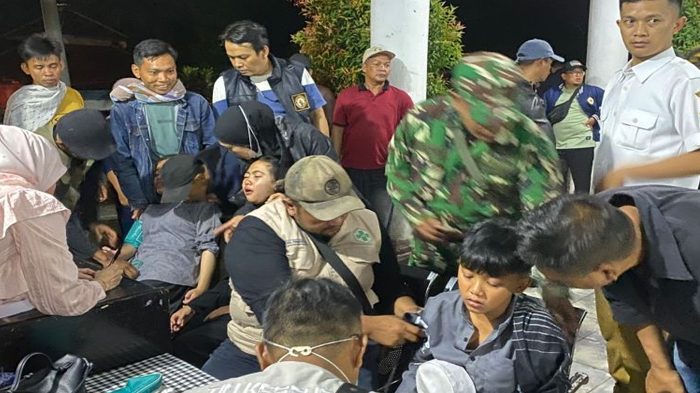 Petugas saat melakukan evakuasi terhadap para korban keracunan yang diduga usai menyantap Makan Bergizi Gratis di Cipongkor, Kabupaten Bandung Barat, Jawa Barat, Senin (22/9/2025). (ANTARA/HO-Polda Jabar)
