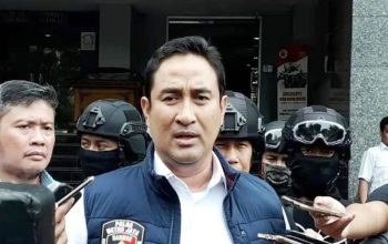 Komjen Suyudi Ario Seto saat memberikan keterangan pers didampingi personel bersenjata, usai menjalankan tugas resmi. Sosok perwira tinggi Polri ini tengah menjadi sorotan publik setelah dilantik Presiden Prabowo sebagai Kepala BNN dan masuk bursa pergantian Kapolri 2025.