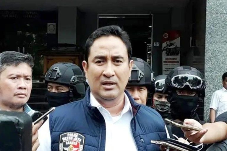 Komjen Suyudi Ario Seto saat memberikan keterangan pers didampingi personel bersenjata, usai menjalankan tugas resmi. Sosok perwira tinggi Polri ini tengah menjadi sorotan publik setelah dilantik Presiden Prabowo sebagai Kepala BNN dan masuk bursa pergantian Kapolri 2025.
