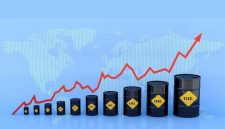 harga minyak dunia ditutup melemah terkoreksi sekitar 2% seiring kekhawatiran kelebihan pasokan global dan potensi menurunnya permintaan dari Amerika Serikat (AS).