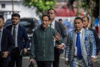 Mantan Menteri Pendidikan, Kebudayaan, Riset dan Teknologi (Mendikbudristek) 2019-2024 Nadiem Makarim (ketiga kiri) didampingi kuasa hukum Hotman Paris (kedua kanan) menyapa wartawan saat berjalan menuju ruang pemeriksaan di Jampidsus, Kejaksaan Agung, Jakarta, Kamis (4/9/2025).