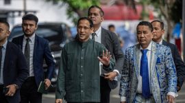 Mantan Menteri Pendidikan, Kebudayaan, Riset dan Teknologi (Mendikbudristek) 2019-2024 Nadiem Makarim (ketiga kiri) didampingi kuasa hukum Hotman Paris (kedua kanan) menyapa wartawan saat berjalan menuju ruang pemeriksaan di Jampidsus, Kejaksaan Agung, Jakarta, Kamis (4/9/2025).