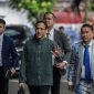Mantan Menteri Pendidikan, Kebudayaan, Riset dan Teknologi (Mendikbudristek) 2019-2024 Nadiem Makarim (ketiga kiri) didampingi kuasa hukum Hotman Paris (kedua kanan) menyapa wartawan saat berjalan menuju ruang pemeriksaan di Jampidsus, Kejaksaan Agung, Jakarta, Kamis (4/9/2025).